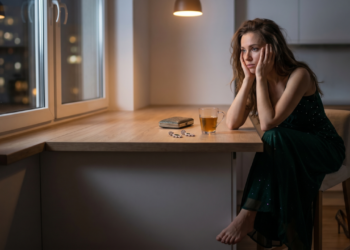 Existe um cansaço muito específico de quem sempre foi a pessoa “leve” do grupo — aquela que anima o jantar, segura o papo e depois vai embora se sentindo esvaziada