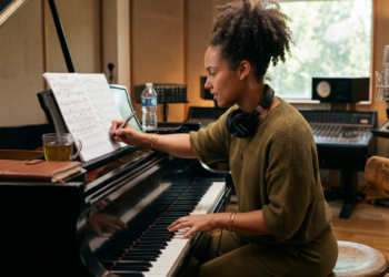 Frase do dia da cantora Alicia Keys: “Ninguém pode dar valor a você como pessoa, nem como mulher, nem como profissional; é você mesma quem trabalha por isso, sua por isso e conquista isso”