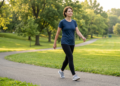 Sair de casa para caminhar todos os dias ajuda muito a melhorar o fôlego, aliviar o estresse e colocar o corpo em movimento, mas os efeitos costumam aparecer melhor quando o percurso dura pelo menos 35 minutos seguidos, com poucas pausas e ritmo próximo de 5 km/h