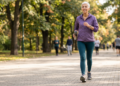 O metabolismo não é a única coisa que muda depois dos 60 anos, a resistência também cai quando o corpo passa muitas horas parado, e manter pelo menos 40 minutos de movimento em cinco dias da semana pode ajudar mulheres maduras a sustentar energia e autonomia