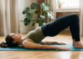 Sem abdominal infra nem prancha lateral: o exercício de Pilates que pode aliviar a lombar e ativar o core em casa