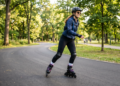 Fazer aulas de patins em parques ou ruas tranquilas ajuda muito a ativar o corpo e melhorar o equilíbrio, mas isso costuma render mais quando a prática passa de 30 minutos e mantém deslocamento contínuo em vez de tentativas muito curtas