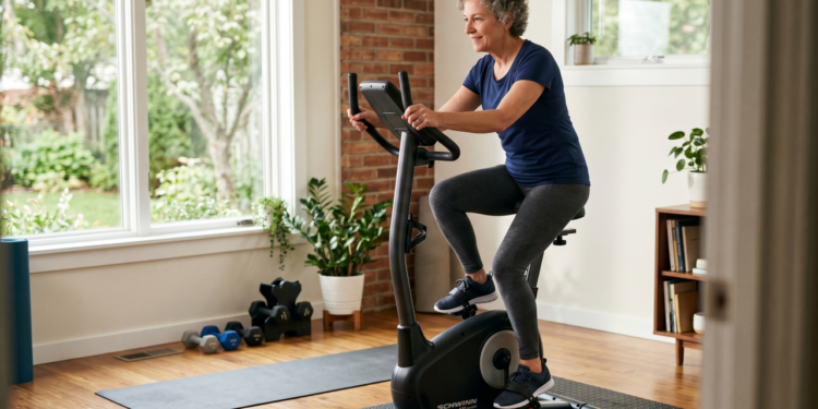 Mulheres acima dos 60 anos que querem envelhecer com mais mobilidade e menos cansaço podem se beneficiar de sessões de bicicleta ergométrica entre 20 e 30 minutos, principalmente quando o ritmo é confortável e repetido várias vezes na semana