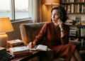 Reflexão de Clarice Lispector: “As pessoas mais profundas nem sempre são as que se explicam mais, mas as que aprenderam a escutar o que sentem.”