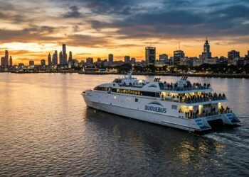 Maior navio elétrico do mundo, um ferry catamarã de 130 metros, navegando no Rio da Prata ao entardecer