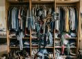 Como dobrar roupas para economizar até 50% de espaço no guarda-roupa