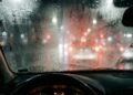 Truques simples para desembaçar os vidros dos carros sem usar o ar-condicionado