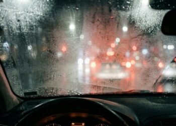 Truques simples para desembaçar os vidros dos carros sem usar o ar-condicionado