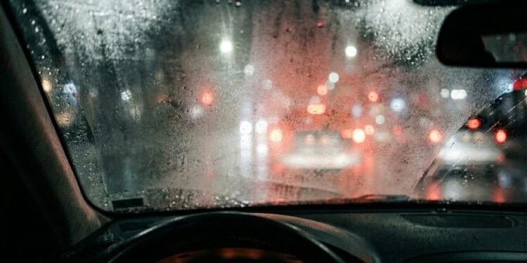 Truques simples para desembaçar os vidros dos carros sem usar o ar-condicionado