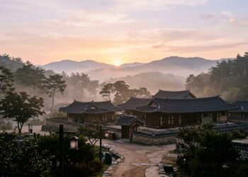 Casa tradicional coreana hanok ao amanhecer com névoa e luz dourada em atmosfera de reflexão