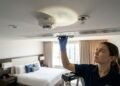 Como descobrir dispositivos ocultos no quarto de hotel antes de desfazer as malas