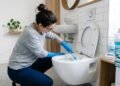 Limpeza e higienização de louças sanitárias