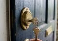 Por que nunca se deve deixar a chave na porta à noite