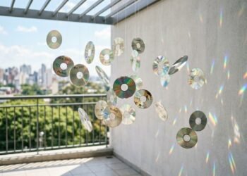 Por que pendurar CDs na varanda de casa (não é para decoração)