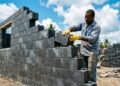 Eles criam tijolos com plástico reciclado que permitem a construção de casas em apenas cinco dias