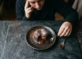Segundo a psicologia, o que significa sempre sentir vontade de comer doce