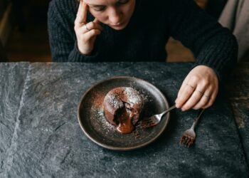 Segundo a psicologia, o que significa sempre sentir vontade de comer doce