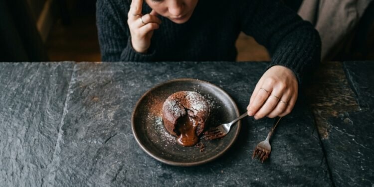 Segundo a psicologia, o que significa sempre sentir vontade de comer doce