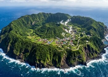 A ilha de Aogashima e o desafio de morar em um vulcão ativo