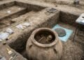 Arqueólogos abrem jarro de pedra misterioso e encontram restos mortais de 3.700 anos