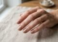 Unhas naturais não precisam ser sem graça e essas tendências de unhas curtas provam isso