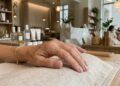 Mulheres acima de 50 estão apostando nestes esmaltes discretos e extremamente chiques
