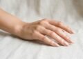 O formato de unha que deixa as mãos visualmente delicadas