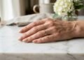As cores de esmalte para mulheres com mais de 40 anos que vão manter a elegância e beleza