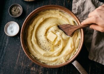 Chefs concordam: o purê de batata mais cremoso não exige mais manteiga, mas uma técnica diferente de amassar