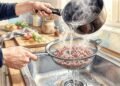 Enxaguar carne picada cozida: o quanto reduz a gordura e qual o impacto na nutrição