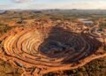 Mina a céu aberto de nióbio em Araxá, Minas Gerais, com terraços escavados em solo avermelhado.