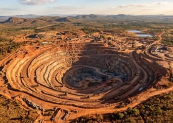 Mina a céu aberto de nióbio em Araxá, Minas Gerais, com terraços escavados em solo avermelhado.