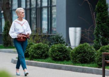 Mulheres maduras estão apostando neste calçado confortável para enfrentar o inverno com estilo