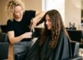 O corte de cabelo que está substituindo os fios longos e conquistando mulheres elegantes