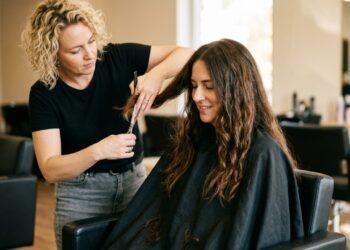 O corte de cabelo que está substituindo os fios longos e conquistando mulheres elegantes