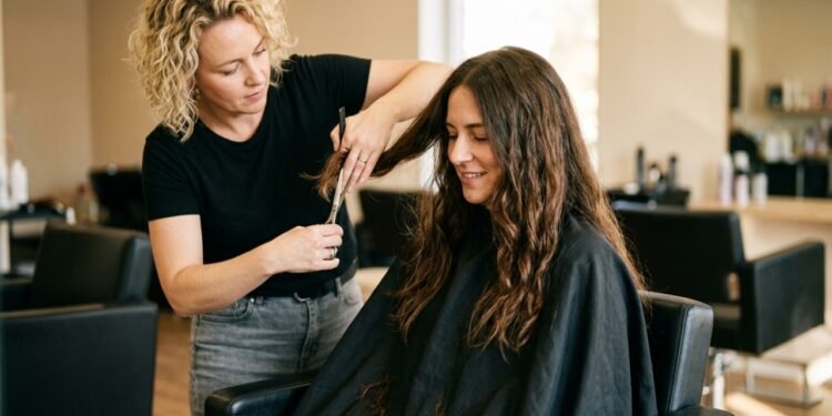 O corte de cabelo que está substituindo os fios longos e conquistando mulheres elegantes
