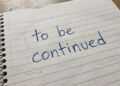 "To be continued" é o que significa, uma frase no final dos desenhos japoneses que muita gente vê desde a infância