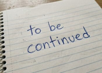 "To be continued" é o que significa, uma frase no final dos desenhos japoneses que muita gente vê desde a infância