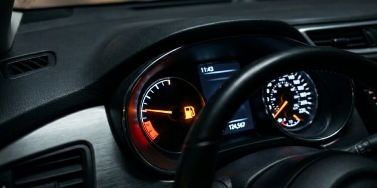 Quantos quilômetros seu carro ainda roda quando a luz da reserva acende