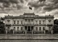Fachada histórica do Palácio do Catete no Rio de Janeiro em foto estilo documental