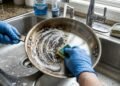 Como remover manchas difíceis de panelas sem danificá-las usando bicarbonato de sódio