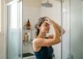 Dermatologistas revelam a frequência ideal para lavar o cabelo sem prejudicar a saúde dos fios