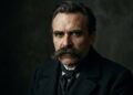 Retrato de Friedrich Nietzsche, filósofo alemão do século XIX, com olhar intenso e bigode característico.