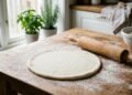 A maneira mais fácil de abrir uma massa de pizza em formato uniforme