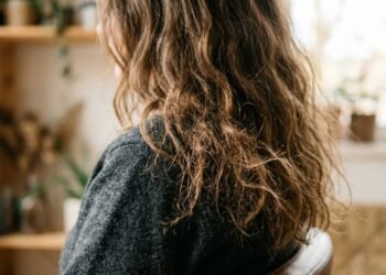 A causa real do frizz em dias úmidos e o truque simples que mantém os fios alinhados por mais tempo
