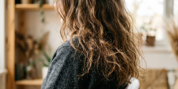 A causa real do frizz em dias úmidos e o truque simples que mantém os fios alinhados por mais tempo