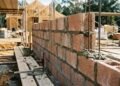 Quanto um pedreiro cobra para erguer um muro de 15 metros?