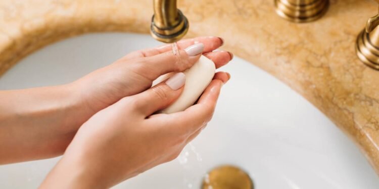 O processo de fabricação tradicional do produto sólido costuma utilizar bases mais alcalinas que alteram o equilíbrio do tecido cutâneo Créditos: depositphotos.com / AllaSerebrina
