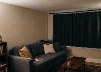 A escolha da cortina que faz a sala parecer baixa, escura e menor do que realmente é