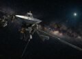 Ilustração da sonda Voyager 1 viajando sozinha pelo espaço profundo, com antena voltada para a Terra distante.